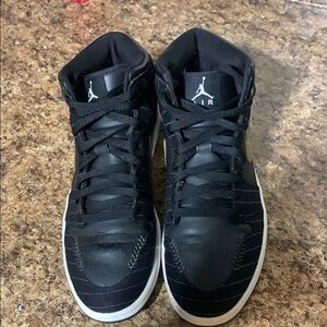 Mens size 11, Jordan 1 mid retro Barons